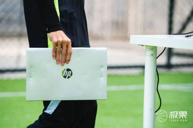 商务本超能挑战！正面硬扛350斤杠铃/足球飞射/花式滑板，结局看傻了