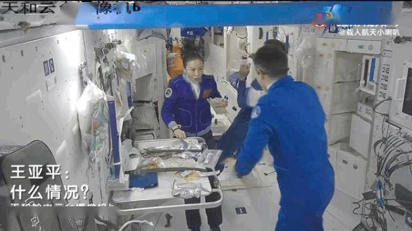 03在太空喝饮料被01撞洒了，02紧急救场！