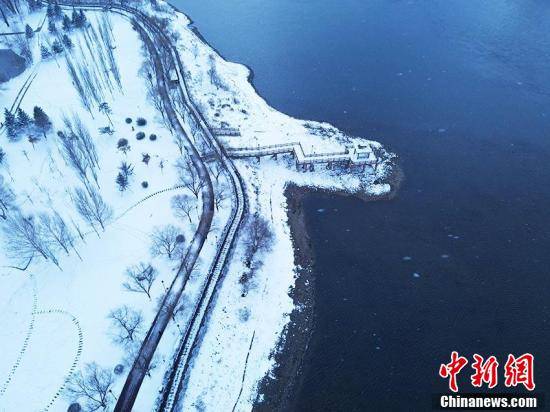 江岸|航拍“不冻松花江”：披银装“穿行”雪中