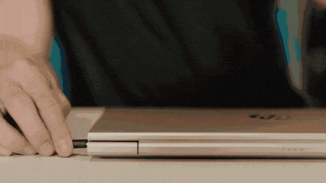 商务本超能挑战！正面硬扛350斤杠铃/足球飞射/花式滑板，结局看傻了