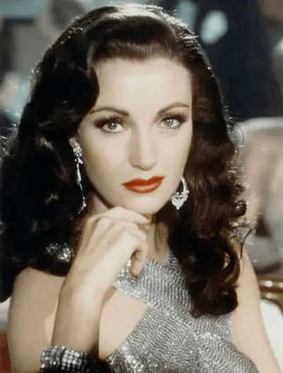 邦德|他终于不找花瓶女了?