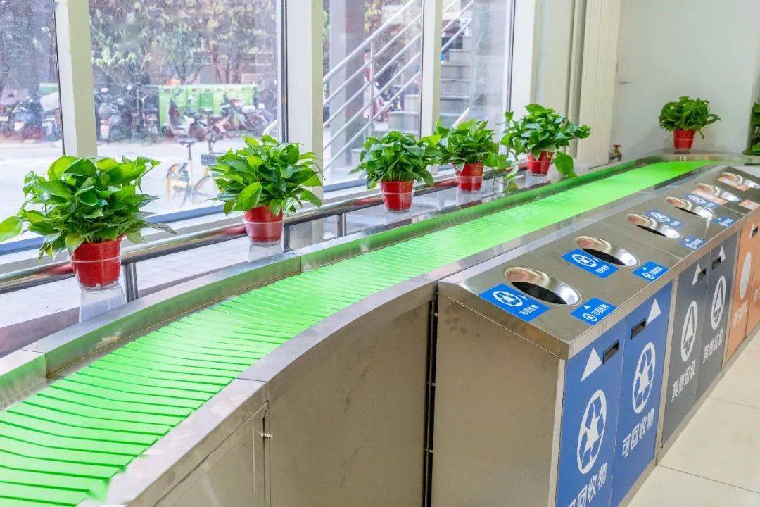 传送带递运近日,北区食堂一层的餐具回收方式这个问题已经解决啦北区