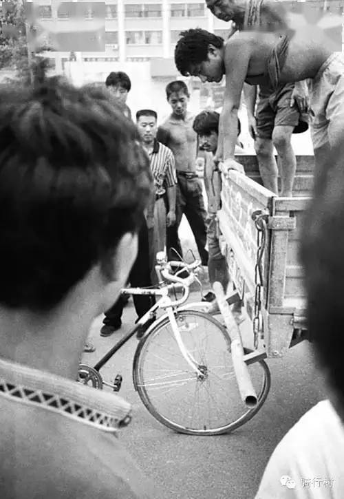 设备要单反何用？手机照样拍出自行车大片！