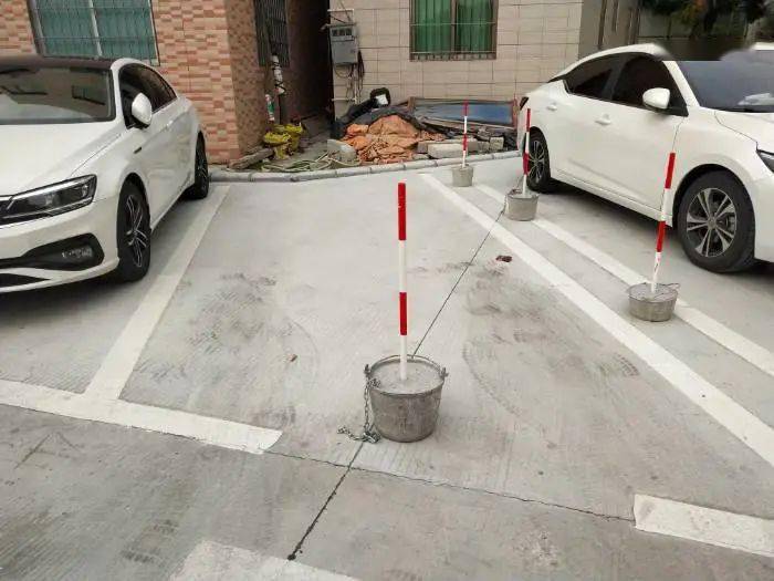 顺德惊现最牛霸车位水泥墩铁链锁都用上了