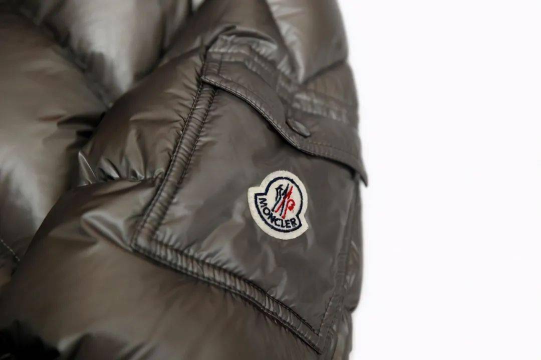 手臂上绣有logo的夹带该款也是moncler(盟可睐)相当受到欢迎的基本款