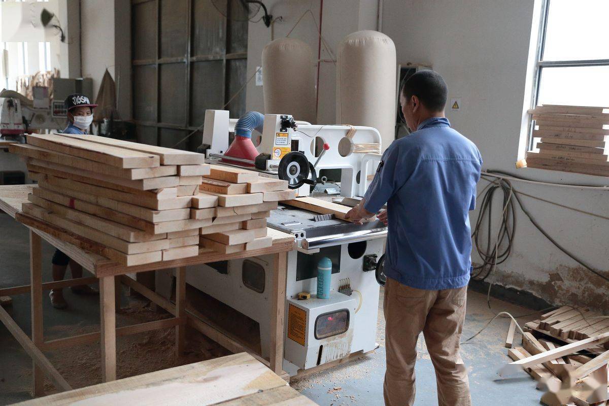 大连庄河第一富豪:打造家具制造龙头企业,产品远销全球_何云峰