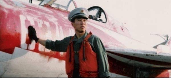 看惯了穿航天服的航天员，想看看穿军装的他们吗？