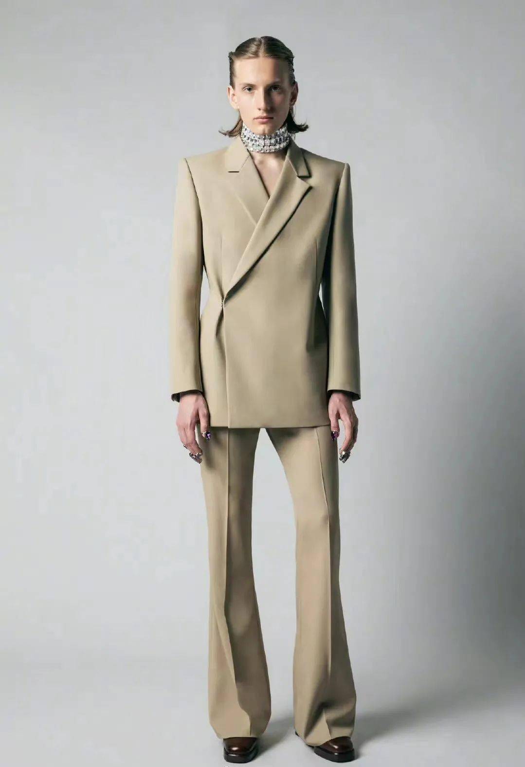 以中性风无性别为基调,将中世纪风格融入现代服饰,原来精致也可作为