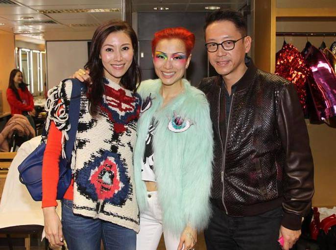 好友51岁李嘉欣晒美照，穿蕾丝裙大秀香肩锁骨，俏皮可爱似少女