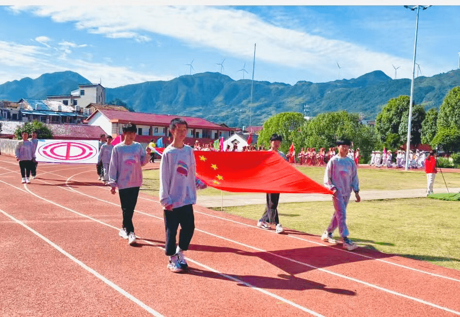 龍田中心小學餘家樂和龍田中學彭寧花主持開幕式.