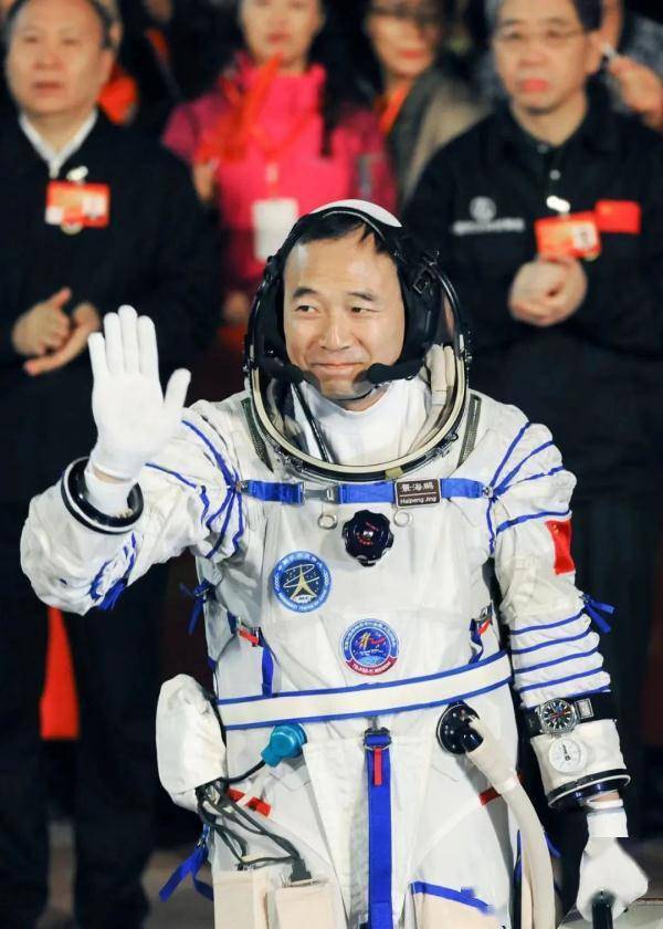 帅出地球！航天员穿军装的样子你见过吗→