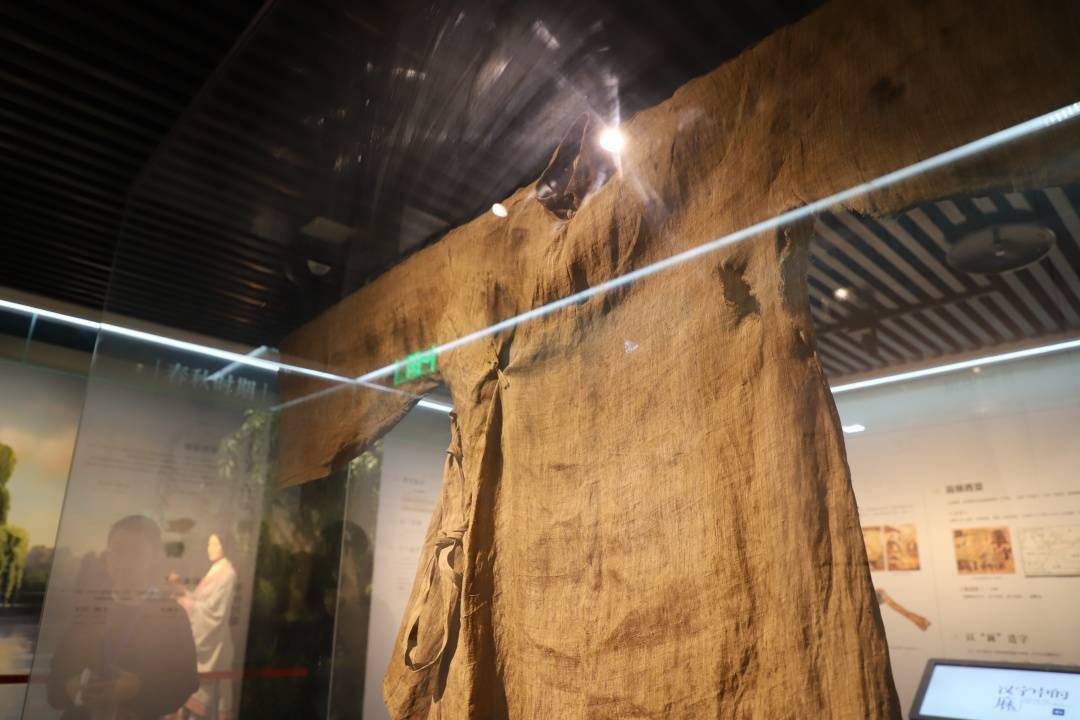 夏布博物馆中展示的古代夏布衣服样式在"一匹布"的发展上,全球80%