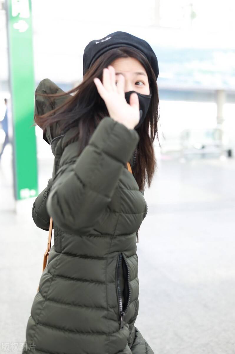 陈妍希,好像瘦了呢?这次机场街拍演绎绿色羽绒服穿搭,温暖时髦