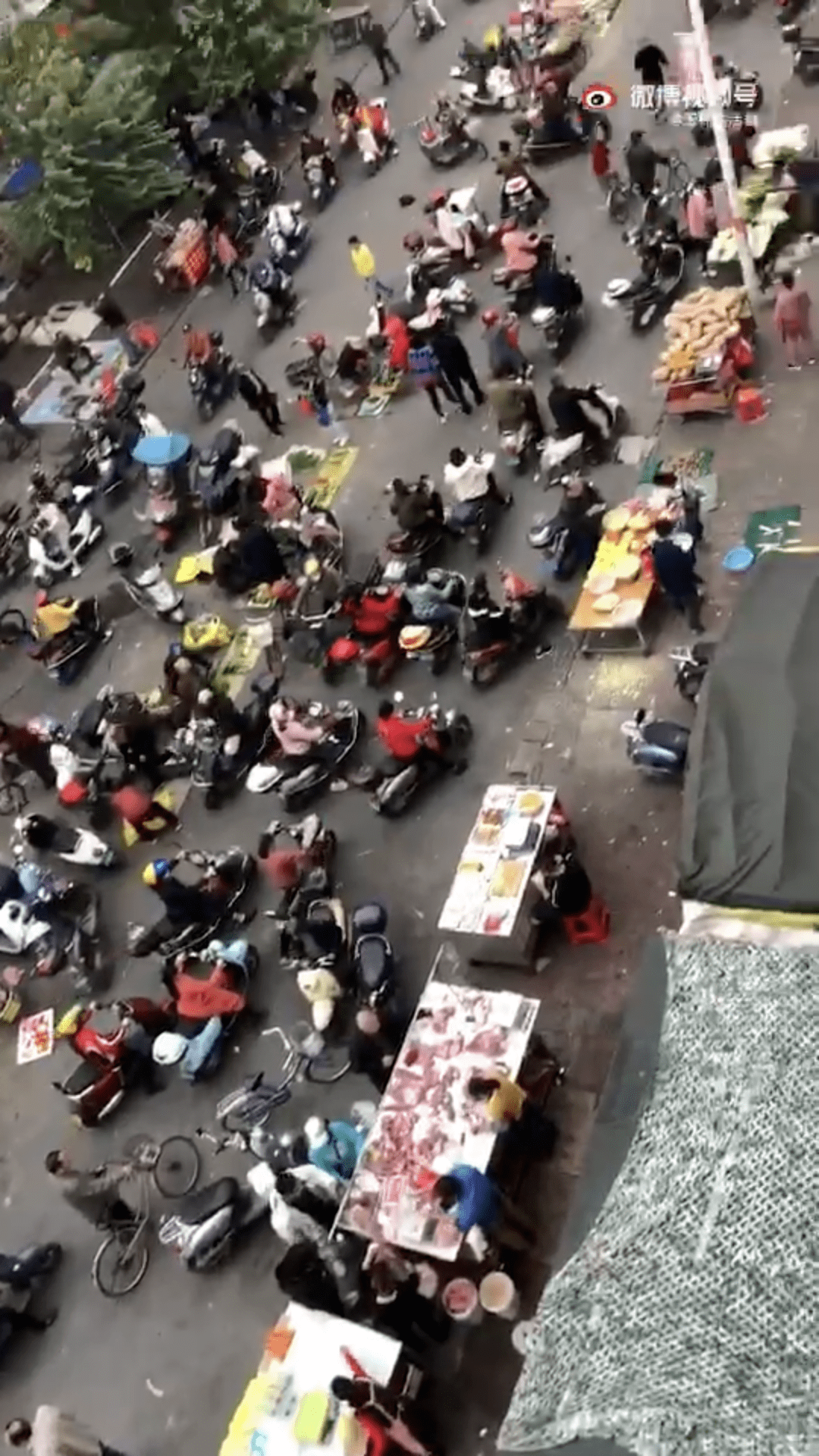 玉林某市场这路段塞车,乱成一锅粥,头大不?_菜市