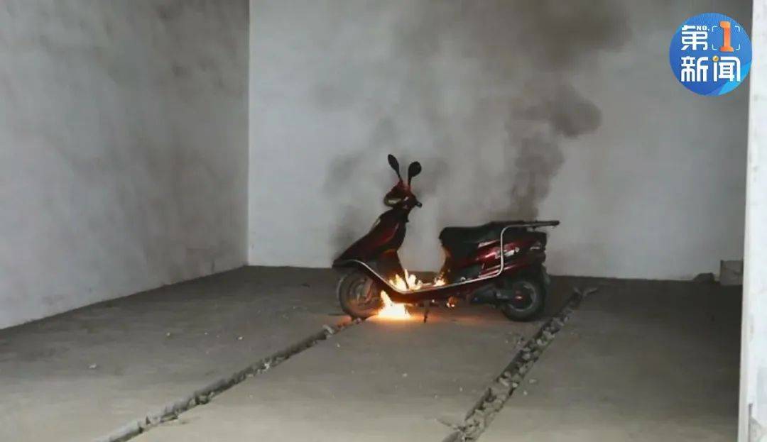 电动车起火爆炸有多吓人？3分钟就被烧成“骨架”！