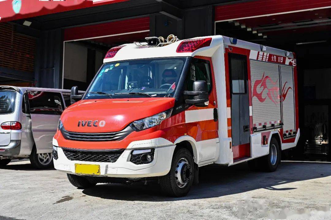 红色战车丨快速穿梭于城市之间进口依维柯daily川消泡沫消防车