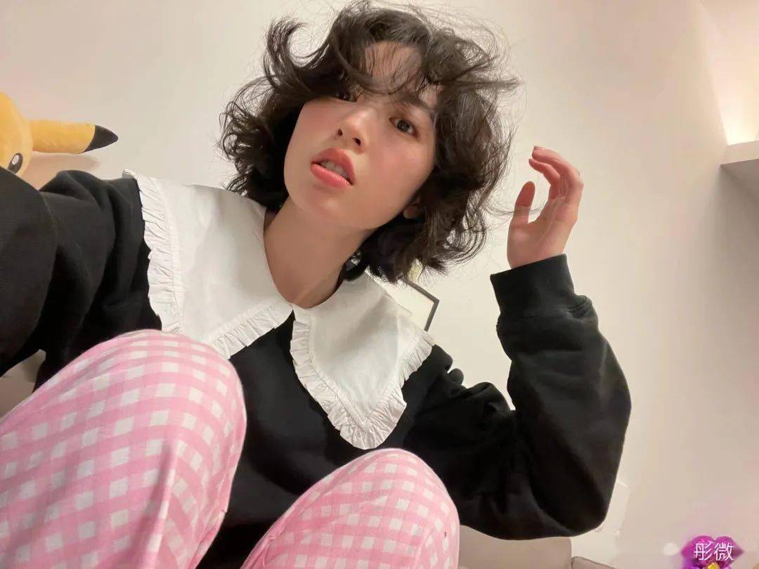 发型看了李庚希周雨彤的长发，我更想剪短头了