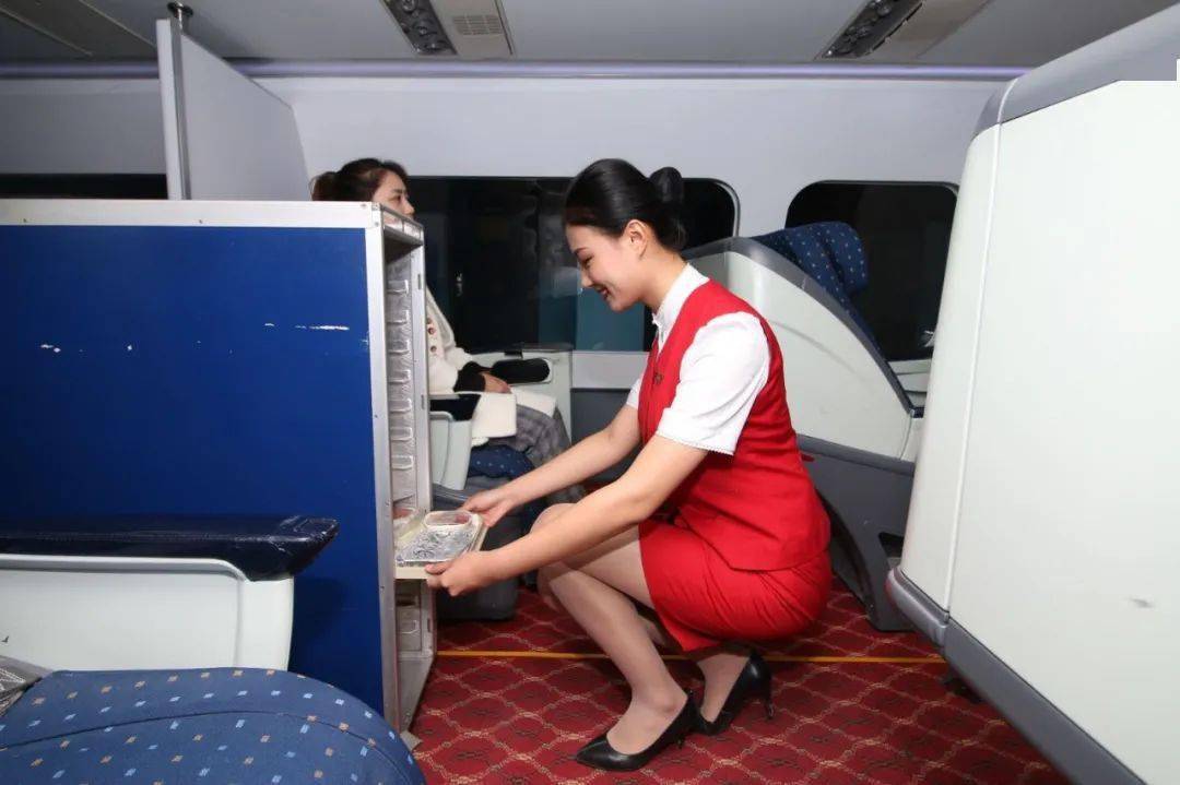 飞机上的机组人员一般都有哪些分工