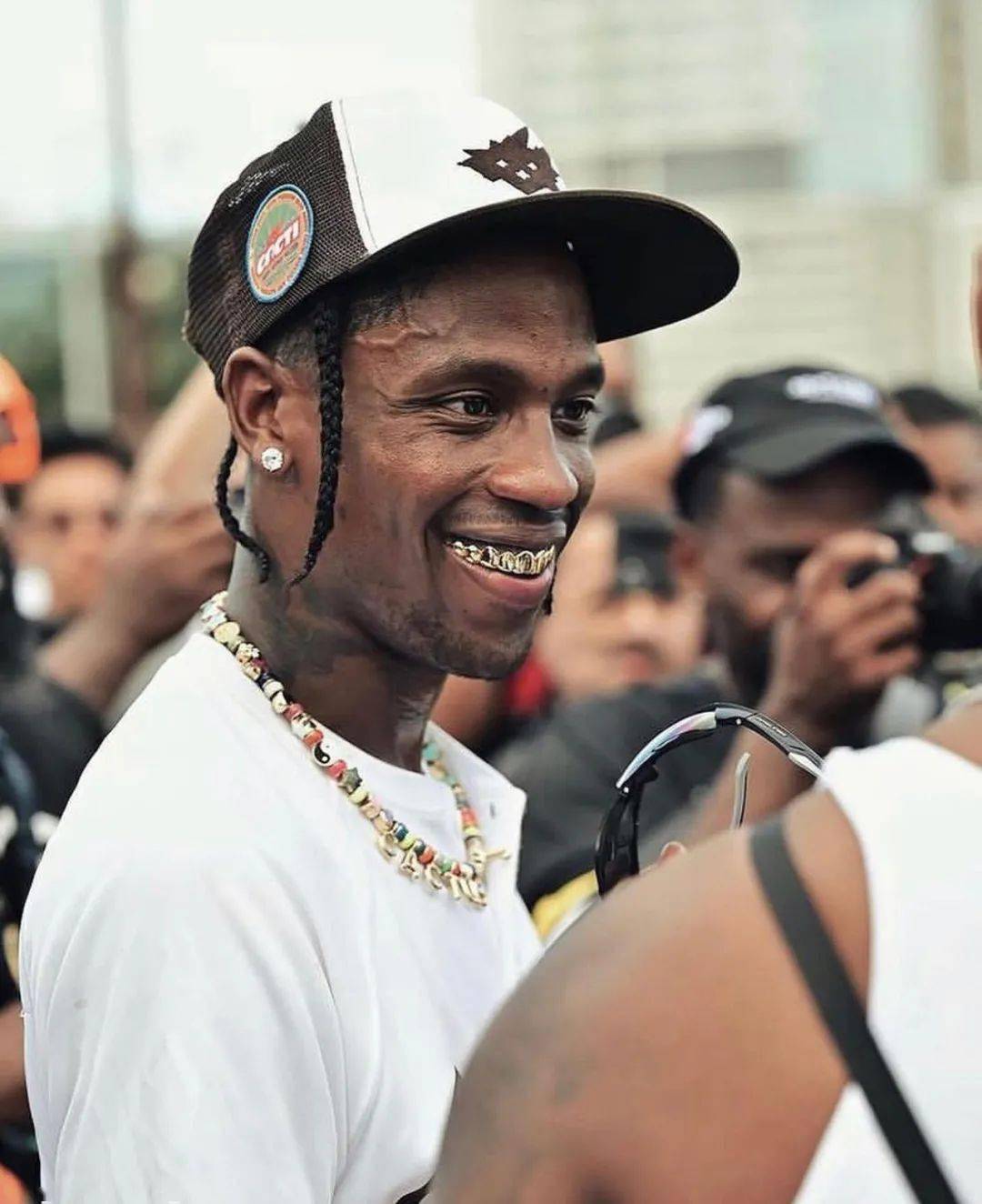 最近惹了一身骚的travis scott:来他这里定制牙套的 rapper 太多了,像