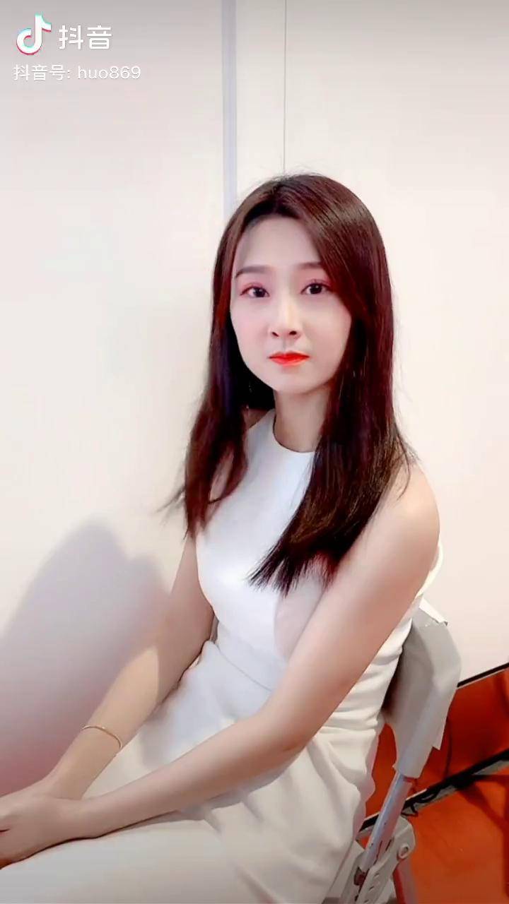 还有点时间先坐一会儿车展现场最美车模苏宁神仙颜值车模小姐姐美女