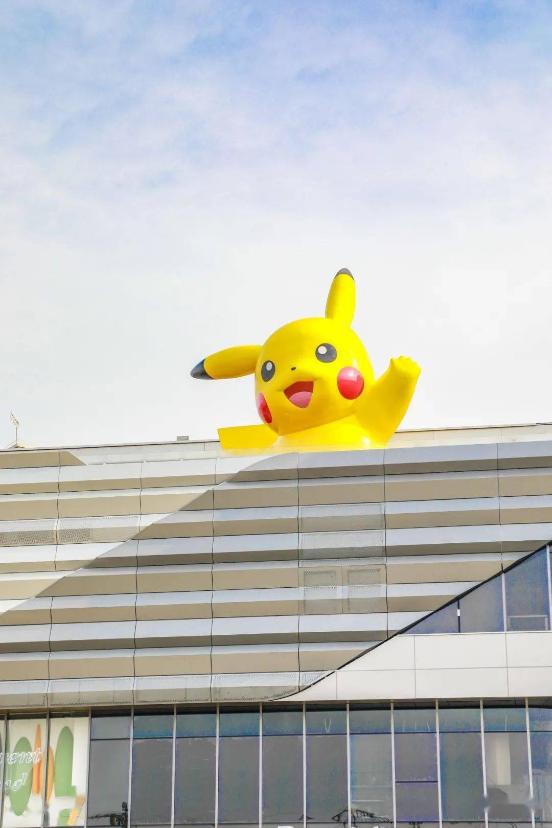 大型雕塑的购物中心除了巨型皮卡丘这一标志性亮点还有"宝可梦跨次元
