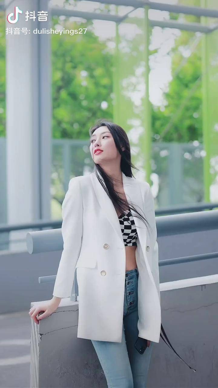 等你在夏季在微风轻拂的那一刻王语会小西装好看的