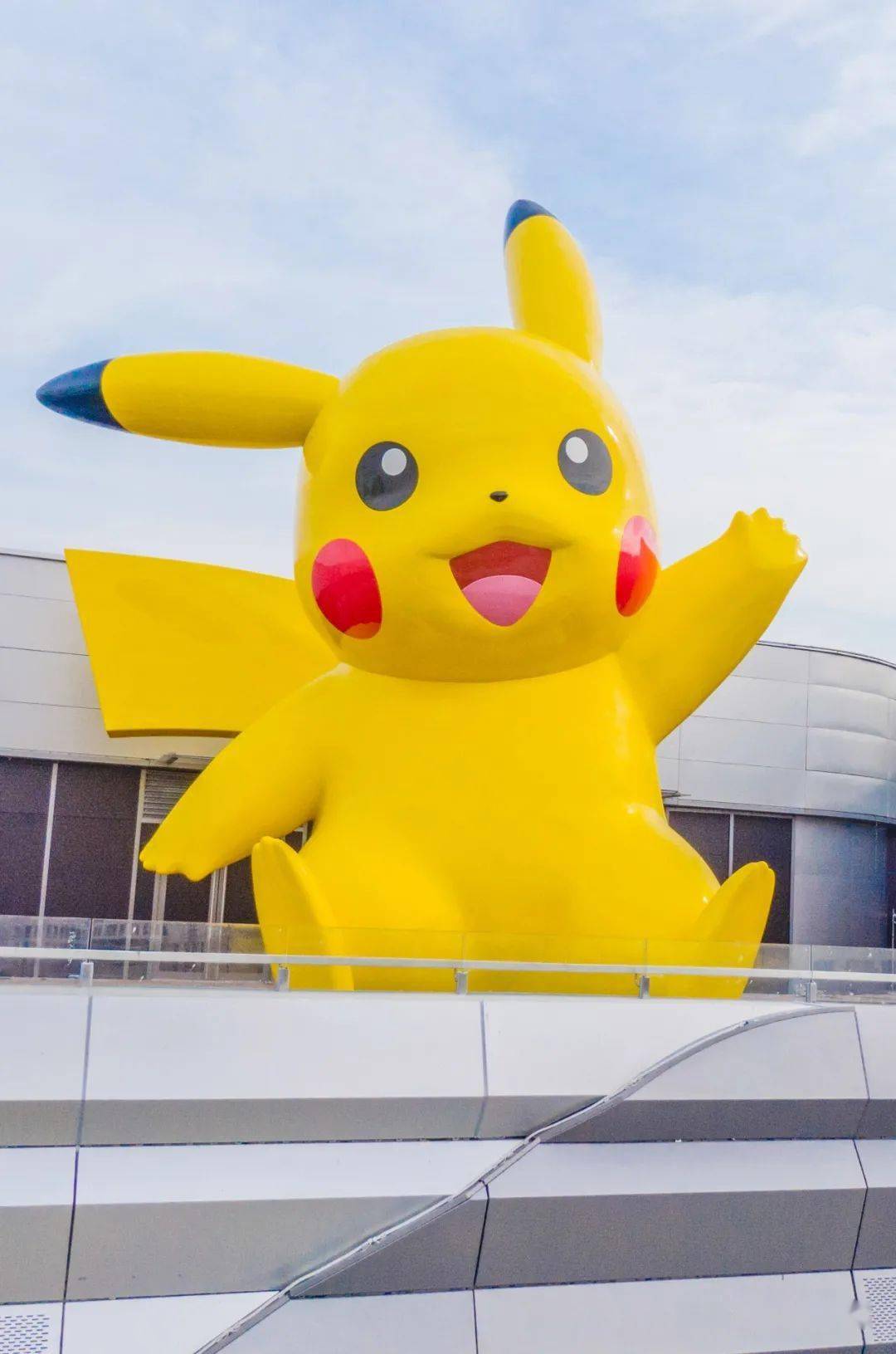 正式亮相上海松江印象城全球唯一皮卡丘大型玻璃钢雕塑今天(11月17日)