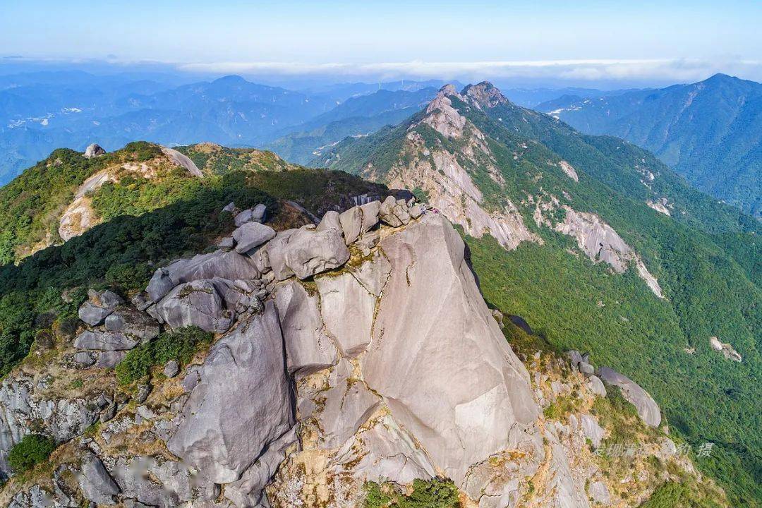 徒步穿越冷瓮顶绝美山脊线尽赏广东最壮观奇石群