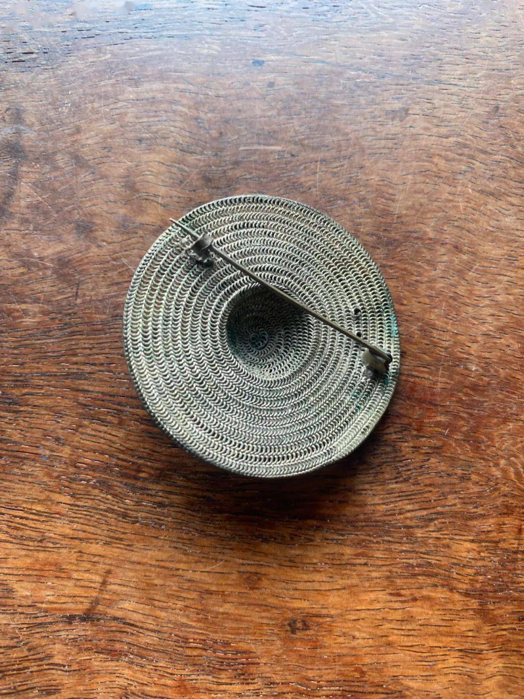 9克扫二维码收藏【纯银丝编织宽沿帽型别针】09限时折扣硬木胎老钓鱼