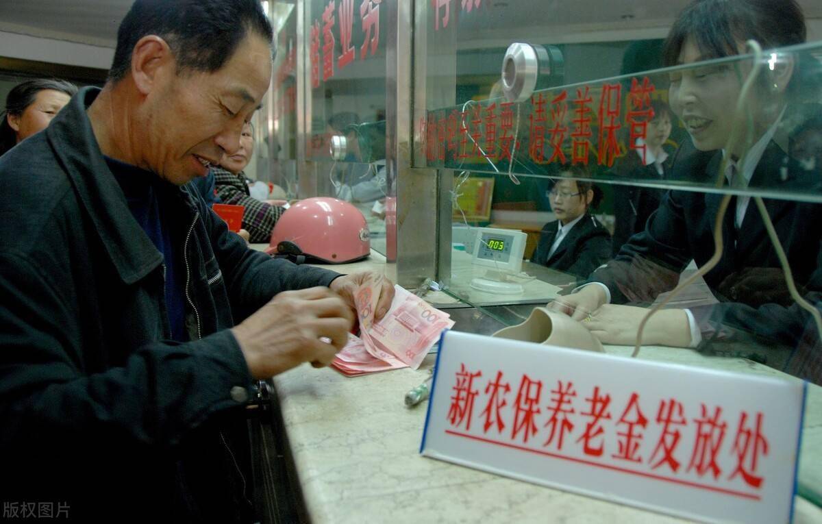 60岁老农民每月100元生活费还不够买肉如何提高农村养老金