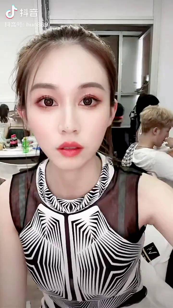 刘婷小姐姐这眼神美吗眼神杀最美车模刘婷车模小姐姐车展现场美女