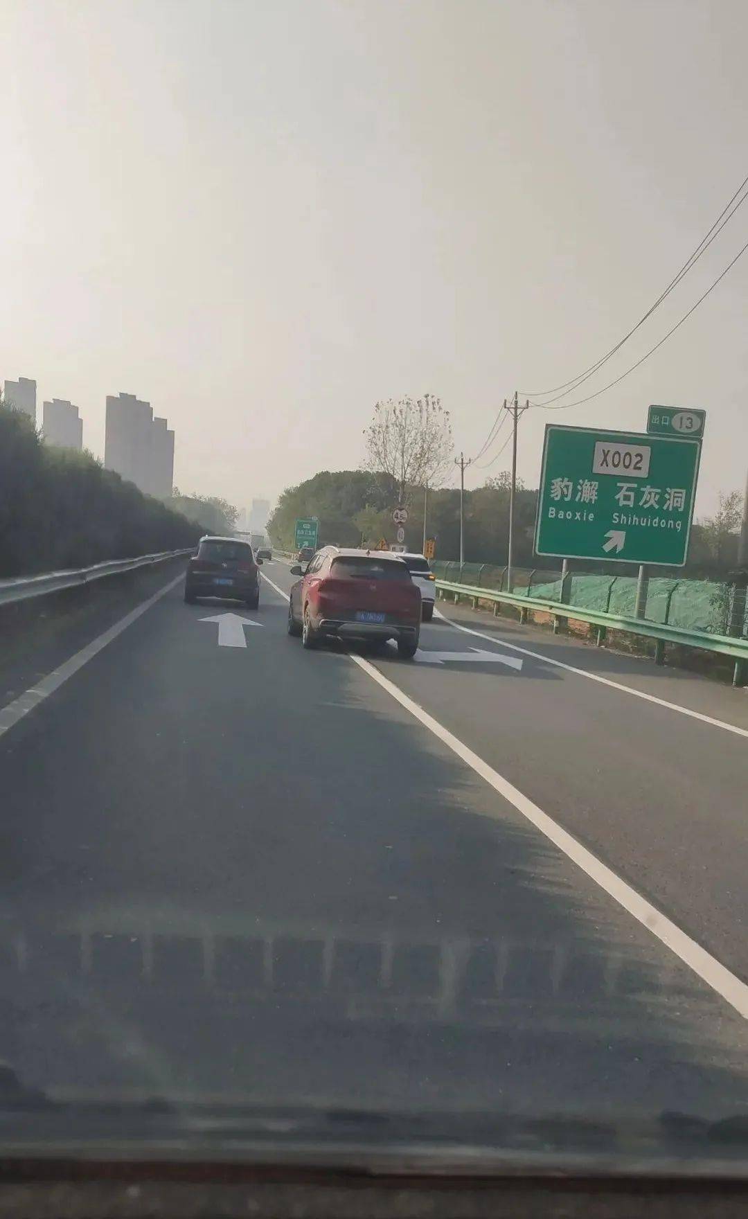 这些司机违法变道!_高速公路