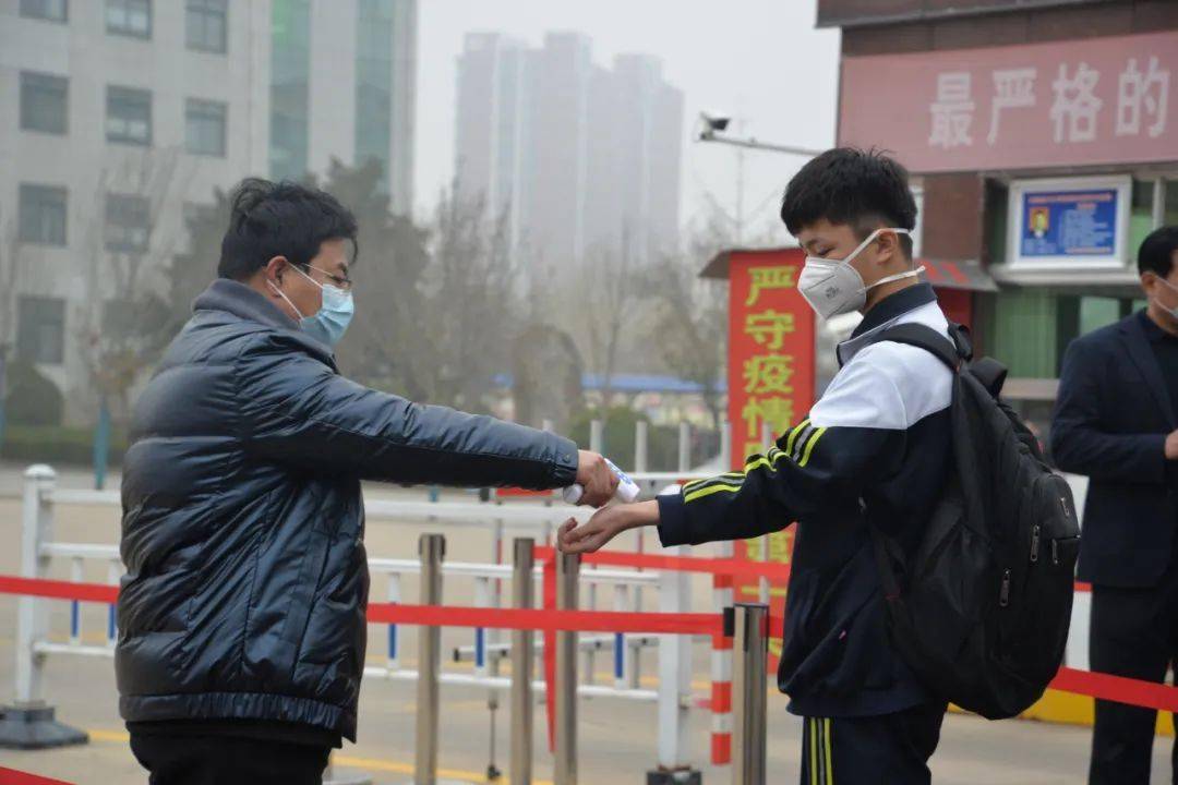 五莲一中学生进入校园