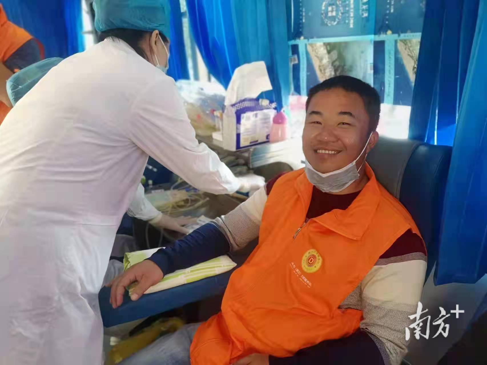 用爱心为生命加油吴川市鼎力覃巴志愿服务队开展义务献血活动