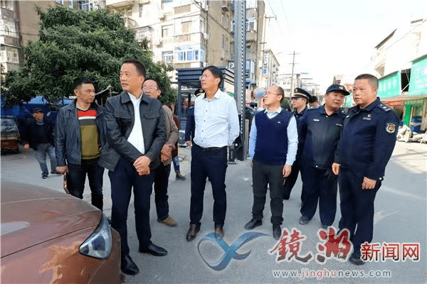 鲁先贵一行实地步行查看了天香苑支路,河运支路,天门山西路,莲福路和