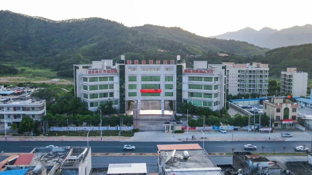 驱车经过崭新的一段路,就看到了碧山村村委和惠东县技工学校相邻不远.