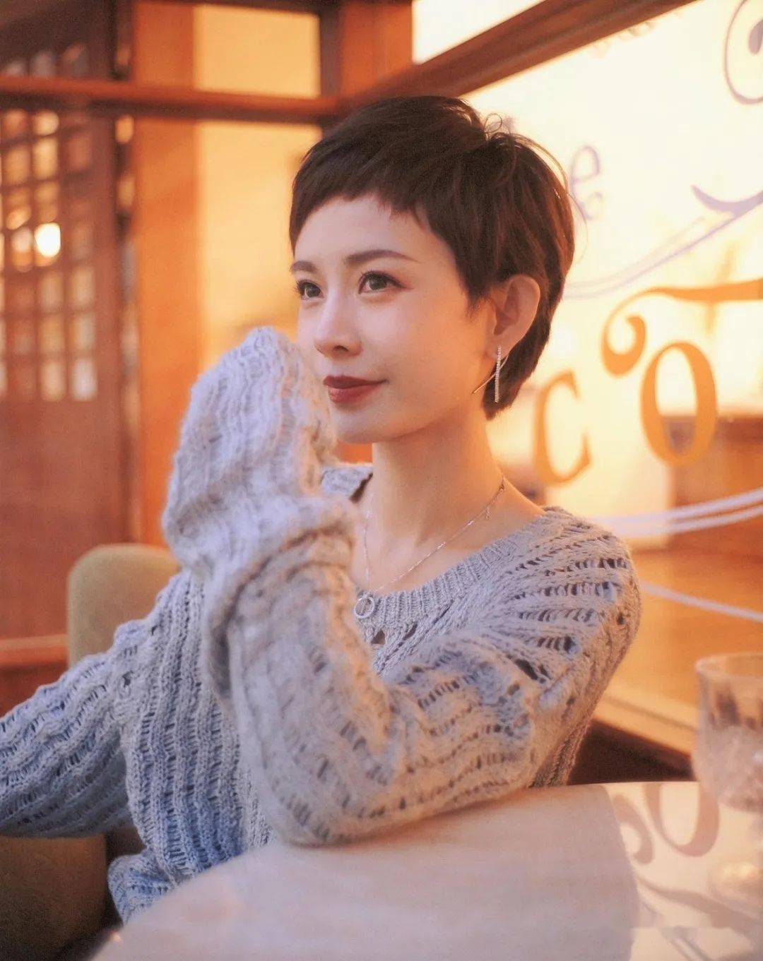 额前的圆弧刘海做眉上修剪凸显水汪汪的大眼睛超短发尾纹理效果