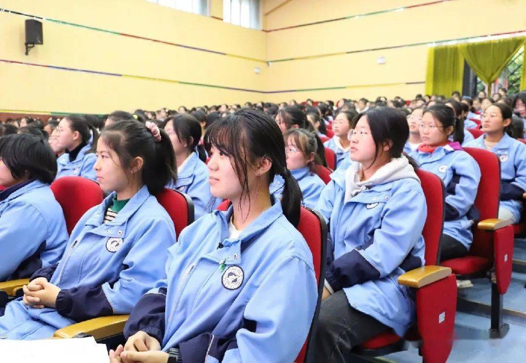 【校园动态】笑迎青春 健康成长— 阜阳三中举行青春期健康知识专题