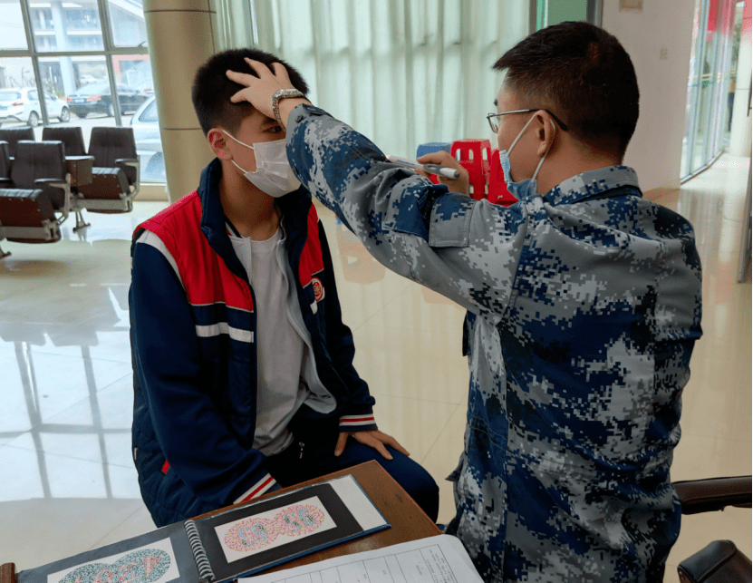 視力檢測是空軍初選的第一關,也是整個初選過程中淘汰率最高的體檢