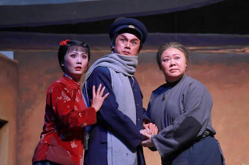 《嫦娥奔月》《西施》;京歌《娄山关》,《前门情思大碗茶》;现代京剧