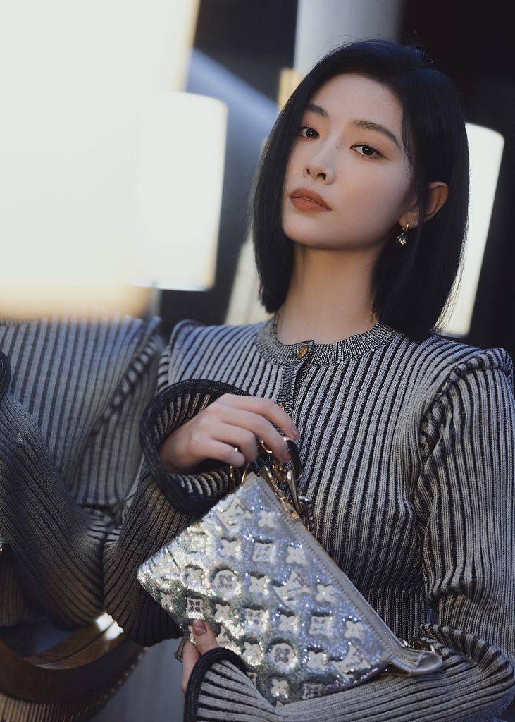 许佳琪条纹毛昵套装显优越身段中分短发眉眼清秀气质养眼