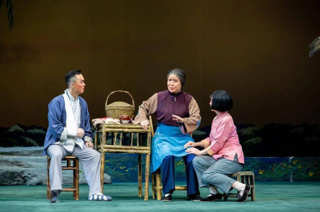 《嫦娥奔月》《西施》;京歌《娄山关》,《前门情思大碗茶》;现代京剧