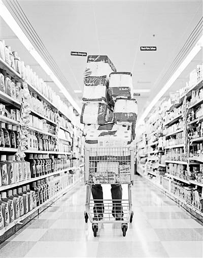 西方花式囤货 囤的是“必需”还是“心安”？