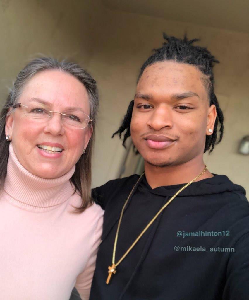 美国奶奶给孙子发短信发错人 结果陌生男子6年间每年都来陪她过节