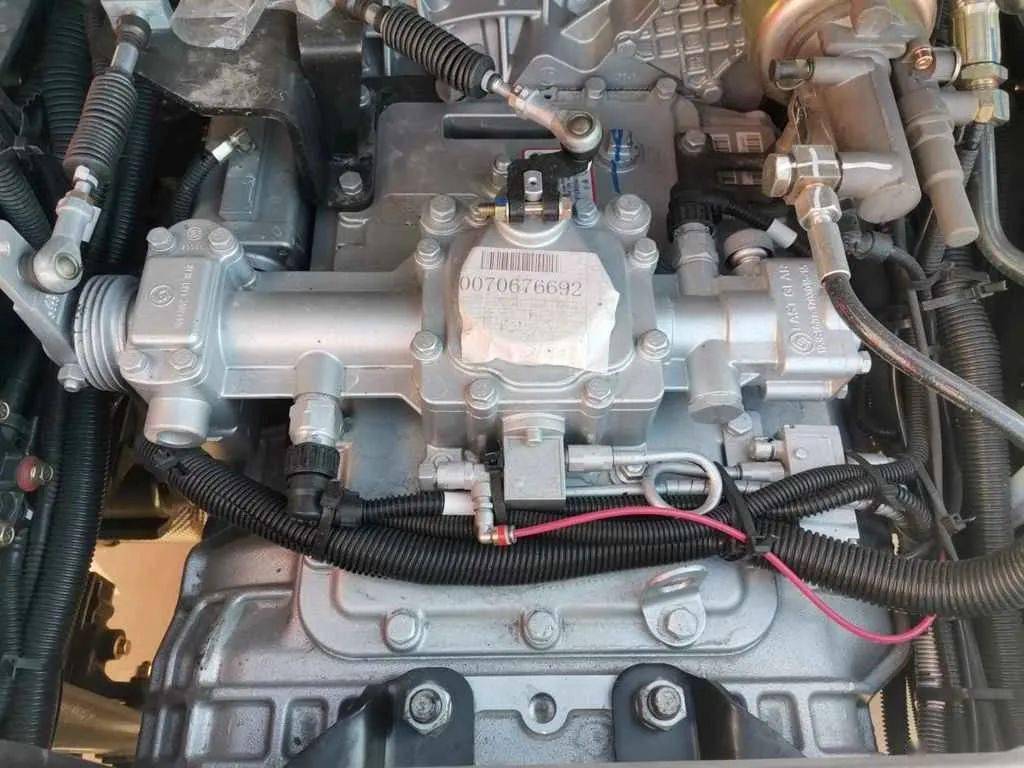 这是一款十分成熟的发动机,曾在之前的红岩杰狮车型应用多年,积累了不