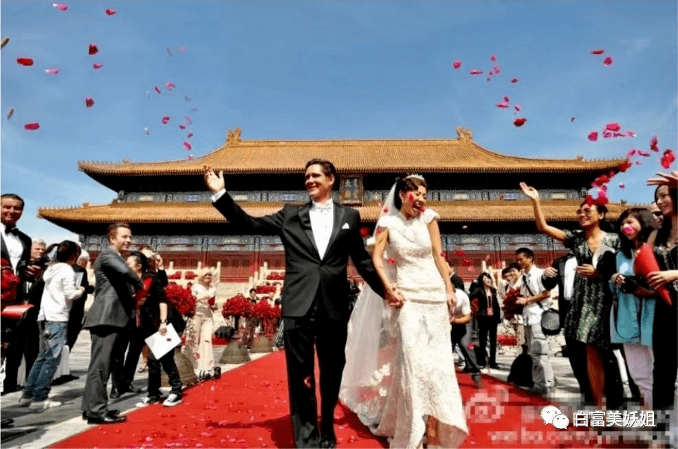 是叶明子在国家重点文物保护单位太庙拜天地?