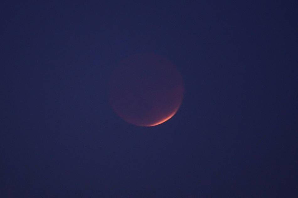 城事丨别再错过了！本世纪最长月偏食全球美图大放送