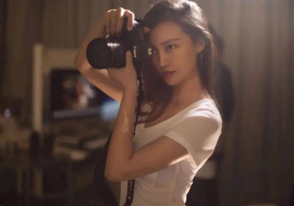 当代人|迪奥广告被指“丑化国人”，谁在驯化当代人的审美？