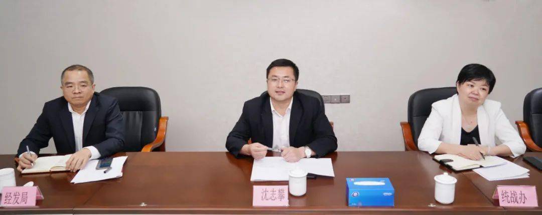 11月17日下午,镇委副书记,镇长沈志攀率队到清溪工商联(商会)走访调研