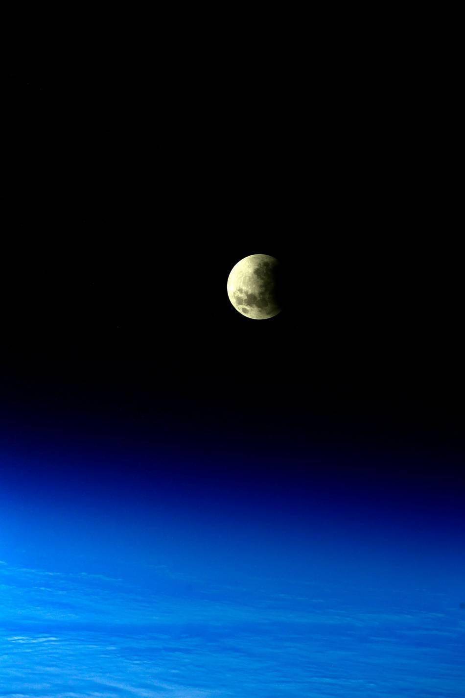 城事丨别再错过了！本世纪最长月偏食全球美图大放送